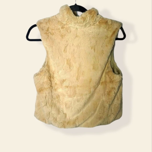 Blush Beige Sleeveless Faux Fur Full Zipper Vest - Picture 2 of 2